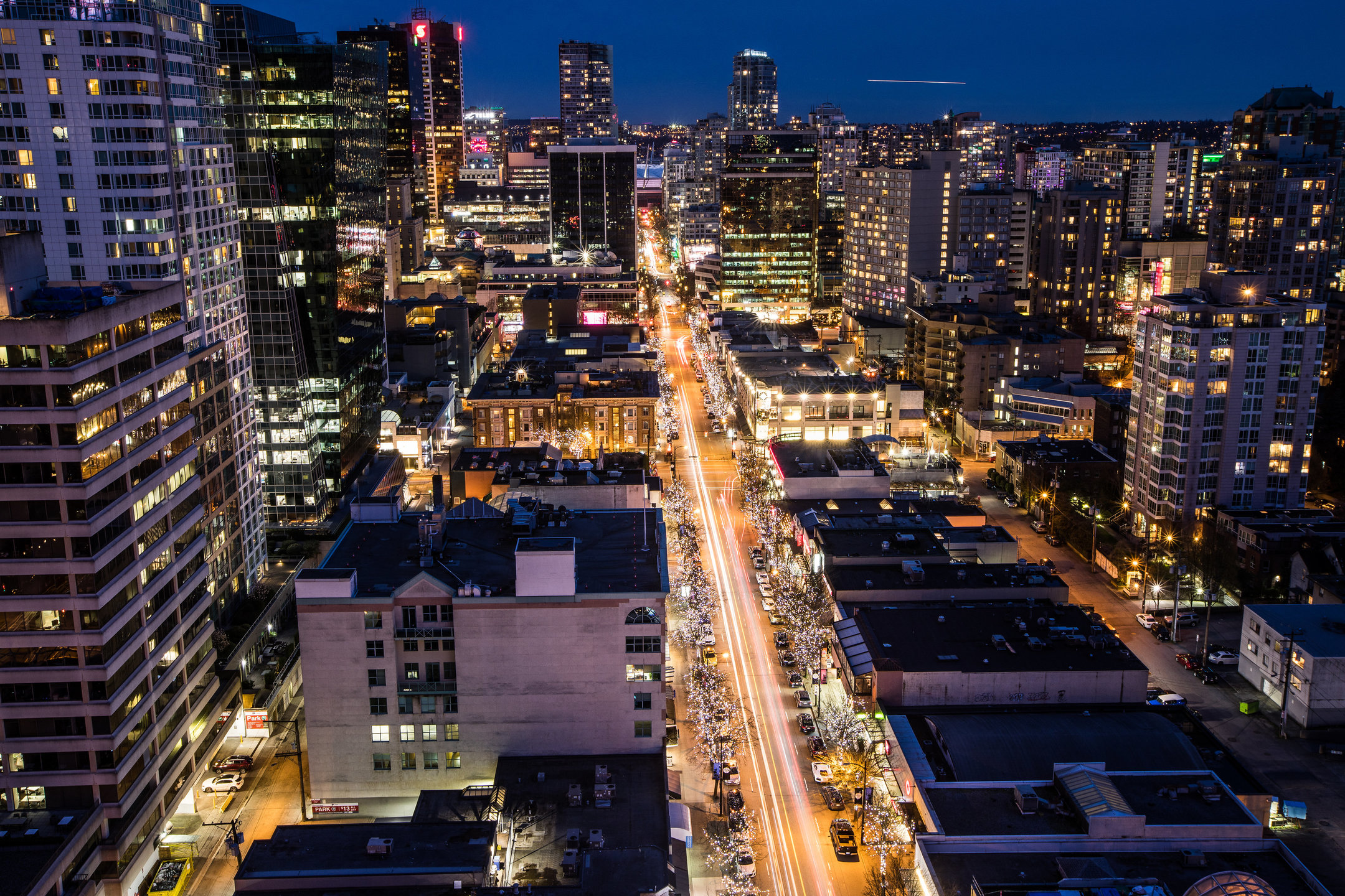 Vancouvers Robson Street bei Nacht